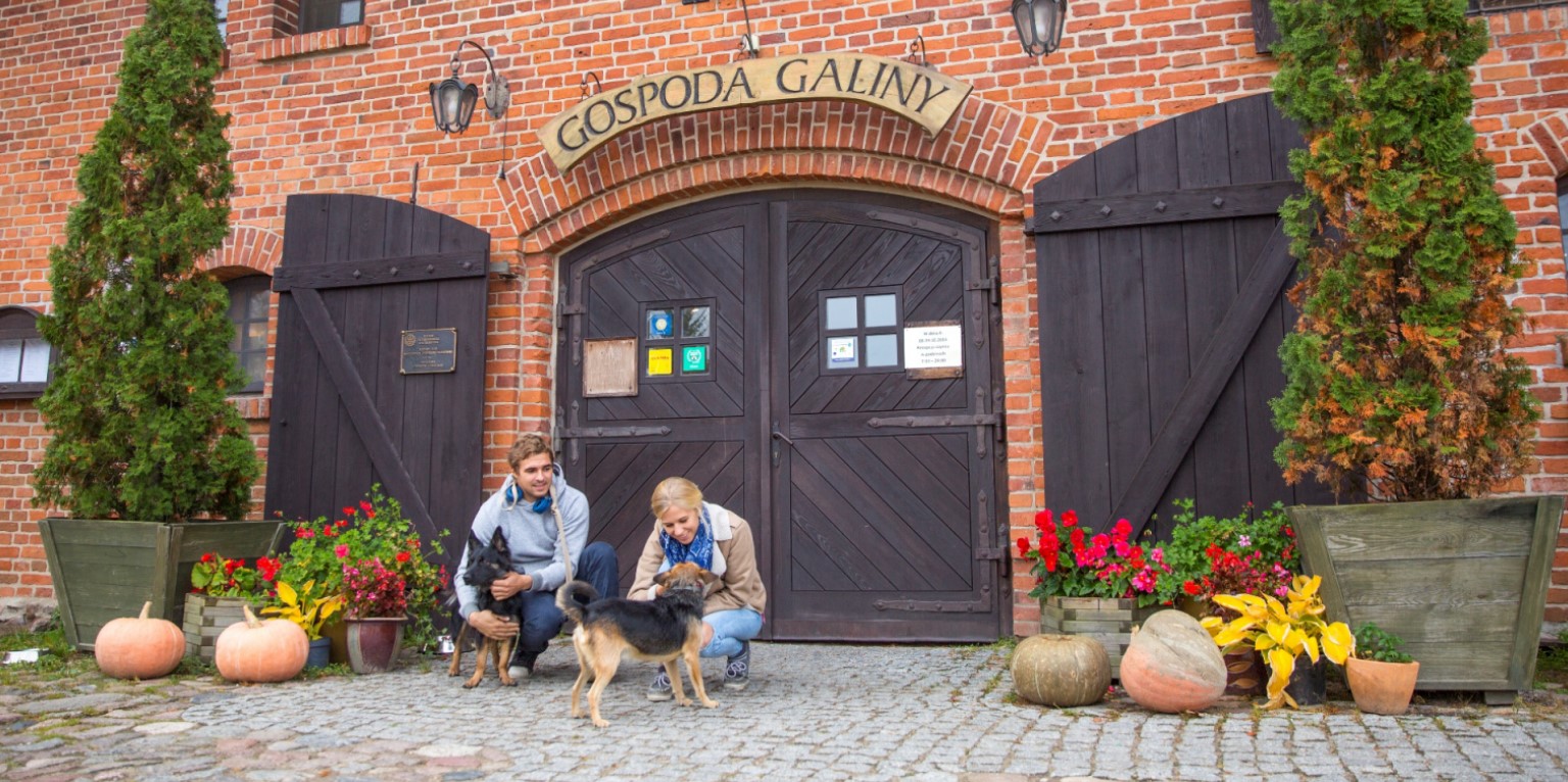 palác kaštieľ hotel reštaurácia ubytovanie apartmány izby v Poľsku Mazury