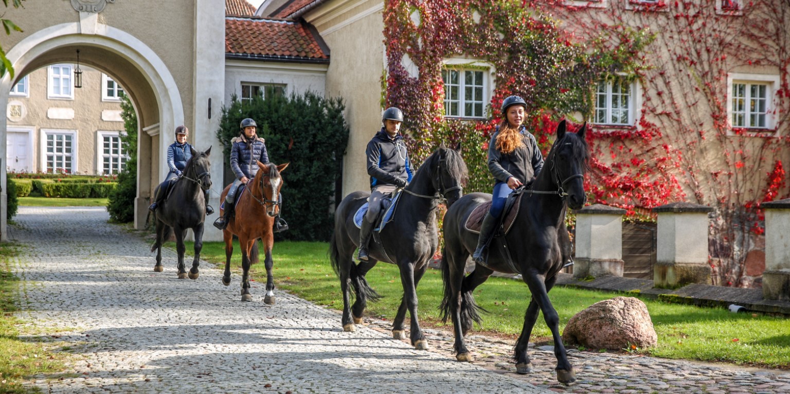 palác kaštieľ hotel reštaurácia ubytovanie apartmány izby v Poľsku Mazury