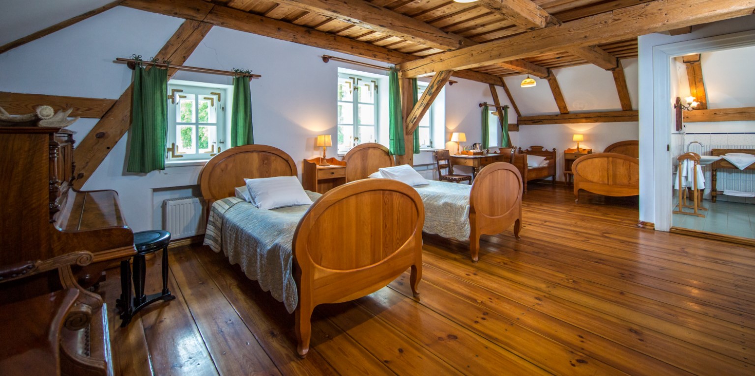 palác kaštieľ hotel reštaurácia ubytovanie apartmány izby v Poľsku Mazury