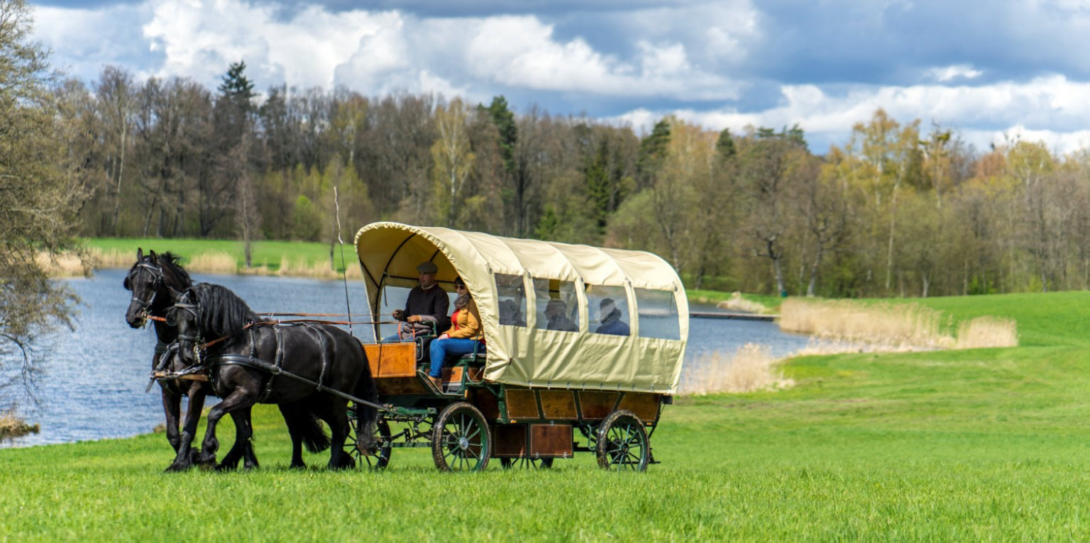 palác kaštieľ hotel reštaurácia ubytovanie apartmány izby v Poľsku Mazury